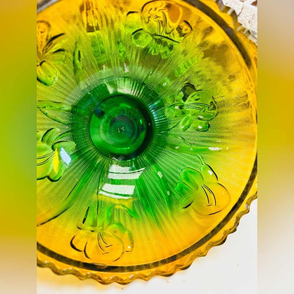 Vintage Jeannette glass bowl, Iris & Herringbone pattern in green & yellow. - Picture 6 of 6